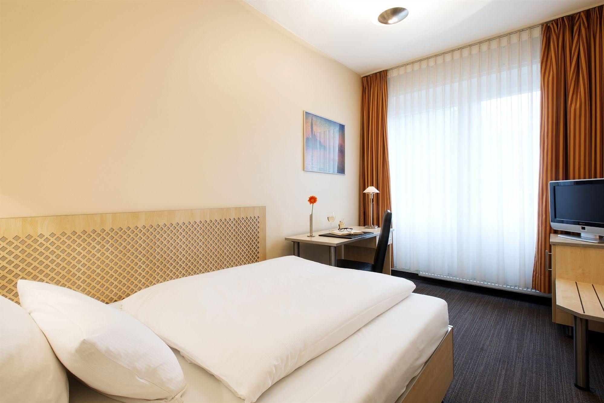 Nh West Hotel 4*